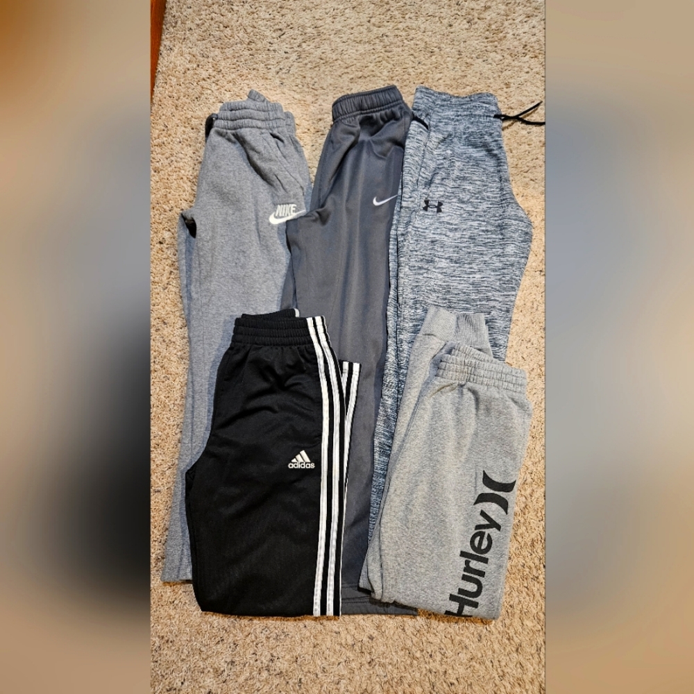 5 pairs of boys' sweatpants.  Fit like a size 10/12.